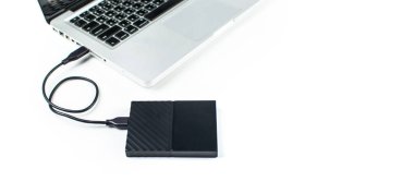 Bilgisayar ve HDD arasında dizüstü bilgisayara bağlanmak, aktarmak veya yedeklemek için harici sabit diski kapat. Yedekleme dosyaları ve USB 3.0 bağlantısı kullanan önemli bilgiler için siyah sabit disk