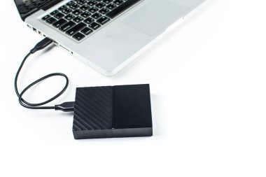Bilgisayar ve HDD arasında dizüstü bilgisayara bağlanmak, aktarmak veya yedeklemek için harici sabit diski kapat. Yedekleme dosyaları ve USB 3.0 bağlantısı kullanan önemli bilgiler için siyah sabit disk
