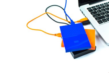 Bilgisayar ve HDD arasında dizüstü bilgisayara bağlanmak, aktarmak veya yedeklemek için harici sabit diski kapat. Yedekleme dosyaları ve USB 3.0 bağlantısı kullanan önemli bilgiler için siyah sabit disk