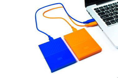 Bilgisayar ve HDD arasında dizüstü bilgisayara bağlanmak, aktarmak veya yedeklemek için harici sabit diski kapat. Yedekleme dosyaları ve USB 3.0 bağlantısı kullanan önemli bilgiler için siyah sabit disk