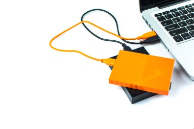 Bilgisayar ve HDD arasında dizüstü bilgisayara bağlanmak, aktarmak veya yedeklemek için harici sabit diski kapat. Yedekleme dosyaları ve USB 3.0 bağlantısı kullanan önemli bilgiler için siyah sabit disk