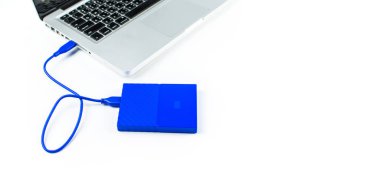 Bilgisayar ve HDD arasında dizüstü bilgisayara bağlanmak, aktarmak veya yedeklemek için harici sabit diski kapat. Yedekleme dosyaları ve USB 3.0 bağlantısı kullanan önemli bilgiler için siyah sabit disk