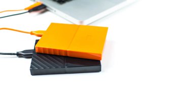 Bilgisayar ve HDD arasında dizüstü bilgisayara bağlanmak, aktarmak veya yedeklemek için harici sabit diski kapat. Yedekleme dosyaları ve USB 3.0 bağlantısı kullanan önemli bilgiler için siyah sabit disk