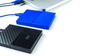 Bilgisayar ve HDD arasında dizüstü bilgisayara bağlanmak, aktarmak veya yedeklemek için harici sabit diski kapat. Yedekleme dosyaları ve USB 3.0 bağlantısı kullanan önemli bilgiler için siyah sabit disk