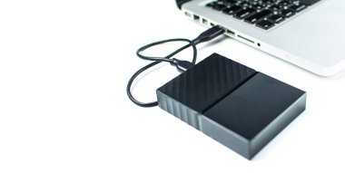 Bilgisayar ve HDD arasında dizüstü bilgisayara bağlanmak, aktarmak veya yedeklemek için harici sabit diski kapat. Yedekleme dosyaları ve USB 3.0 bağlantısı kullanan önemli bilgiler için siyah sabit disk