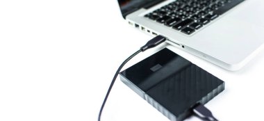 Bilgisayar ve HDD arasında dizüstü bilgisayara bağlanmak, aktarmak veya yedeklemek için harici sabit diski kapat. Yedekleme dosyaları ve USB 3.0 bağlantısı kullanan önemli bilgiler için siyah sabit disk