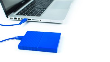 Bilgisayar ve HDD arasında dizüstü bilgisayara bağlanmak, aktarmak veya yedeklemek için harici sabit diski kapat. Yedekleme dosyaları ve USB 3.0 bağlantısı kullanan önemli bilgiler için siyah sabit disk
