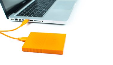 Bilgisayar ve HDD arasında dizüstü bilgisayara bağlanmak, aktarmak veya yedeklemek için harici sabit diski kapat. Yedekleme dosyaları ve USB 3.0 bağlantısı kullanan önemli bilgiler için siyah sabit disk