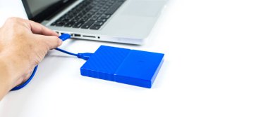 Bilgisayar ve HDD arasında dizüstü bilgisayara bağlanmak, aktarmak veya yedeklemek için harici sabit diski kapat. Yedekleme dosyaları ve USB 3.0 bağlantısı kullanan önemli bilgiler için siyah sabit disk