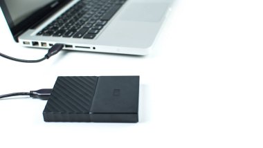 Bilgisayar ve HDD arasında dizüstü bilgisayara bağlanmak, aktarmak veya yedeklemek için harici sabit diski kapat. Yedekleme dosyaları ve USB 3.0 bağlantısı kullanan önemli bilgiler için siyah sabit disk