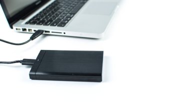 Bilgisayar ve HDD arasında dizüstü bilgisayara bağlanmak, aktarmak veya yedeklemek için harici sabit diski kapat. Yedekleme dosyaları ve USB 3.0 bağlantısı kullanan önemli bilgiler için siyah sabit disk