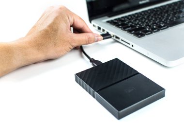 Bilgisayar ve HDD arasında dizüstü bilgisayara bağlanmak, aktarmak veya yedeklemek için harici sabit diski kapat. Yedekleme dosyaları ve USB 3.0 bağlantısı kullanan önemli bilgiler için siyah sabit disk
