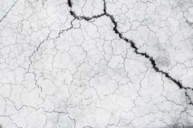 Kurak mevsim dokularında toprak ve çamura yakın, sıcak yaz mevsimi. Kalıplar ve doku, güneşli kuru toprak toprağı ve toprak kuraklığını çatlattı. Kurumuş çatlamış toprak zemin
