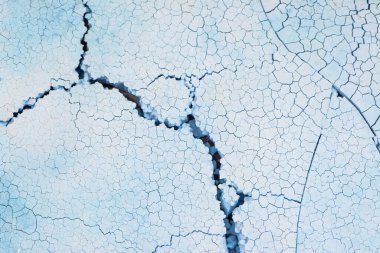 Kurak mevsim dokularında toprak ve çamura yakın, sıcak yaz mevsimi. Kalıplar ve doku, güneşli kuru toprak toprağı ve toprak kuraklığını çatlattı. Kurumuş çatlamış toprak zemin