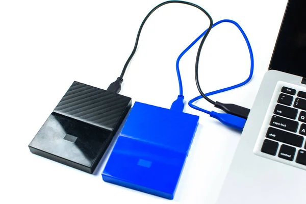 ノートパソコンへの接続 コンピュータとHdd間のデータの転送またはバックアップのための外付けハードディスクドライブを閉じます バックアップファイル用の黒いハードディスクとUsb 0接続を使用して重要な情報 ストックフォト