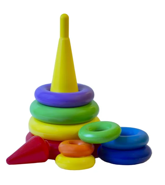 Дитяча пластикова іграшкова піраміда в пакувальній сітці на білому тлі. Гра дитячої активності для вивчення кольорів і форм — стокове фото