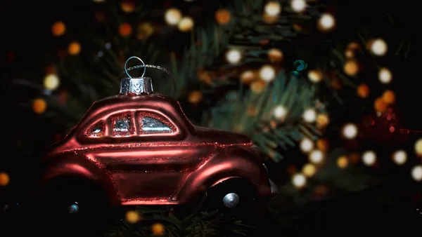 Brinquedo de Natal na árvore de Natal. Decorações de Natal figurinhas e outros ornamentos que decoram uma árvore de Natal — Fotografia de Stock