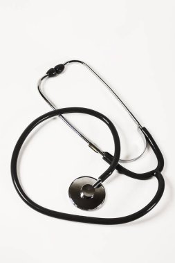 Beyaz arka planda tıbbi steteskop ve metin için fotokopi alanı. Sağlık hizmeti konsepti. Sağlık ve tıbbi malzemeler. Sağlık kontrolü ve teşhisi. Doktorların görevi..