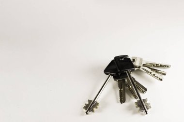 Anahtarlık ve anahtarlık beyaz arka planda, emlak ve güvenlik kavramında. Beyaz arka planı olan anahtarlar. Parlak, yakın