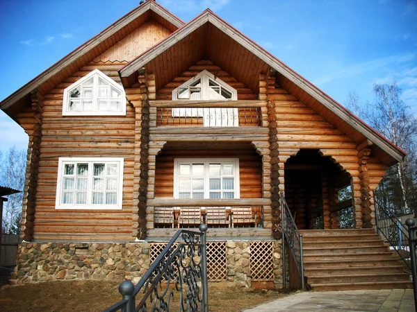 Maison en bois avec belle vue entourée d'arbres . — Photo