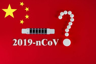 Çin bayrağının kırmızı zemininde soru işareti şeklinde beyaz haplar. Üzerinde 2019-ncov yazıları ve metin için kopyalama alanı var. 2019 Roman Coronavirus 2019-ncov konsepti