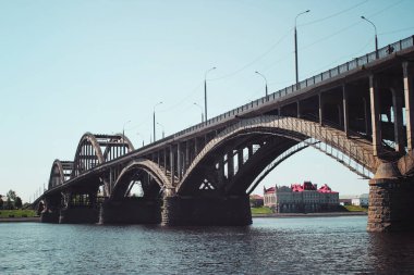 Nehir kıyısında küçük bir kasaba. Nehir kıyısında köprüsü olan küçük bir kasaba.