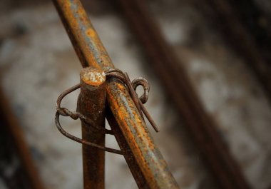 İnşaat ve inşaat için çelik çubukların güçlendirilmesi. İnşaat alanında çelik çubukların güçlendirilmesi. Çelik tellerin tel çubuklarla onarılması için kullanılması.