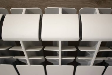 Beyaz ısıtma radyatörü odayı ısıtıyor. Isıtma radyatörü, bir dairede beyaz radyatör.