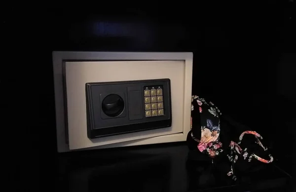 家やホテルの棚に小さな金庫。デジタルコード付きのホテルの部屋で個人の安全 — ストック写真