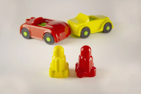 Двоє відчайдушних чоловіків поблизу іграшкових автомобілів, причетних до аварії, концептуальне зображення з мініатюрами та статуетками на білому тлі. Крупним планом зіткнення двох іграшкових автомобілів на білому тлі . — стокове фото