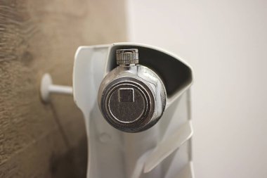 Beyaz ısıtma radyatörü odayı ısıtıyor. Isıtma radyatörü, bir dairede beyaz radyatör.