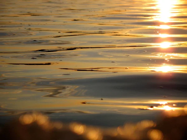 Vista aerea sul tramonto dell'oceano, con il riflesso del sole sulle onde. Il riflesso del sole dorato nelle onde del mare al tramonto. Riflessione dorata sulle onde calme . — Foto Stock