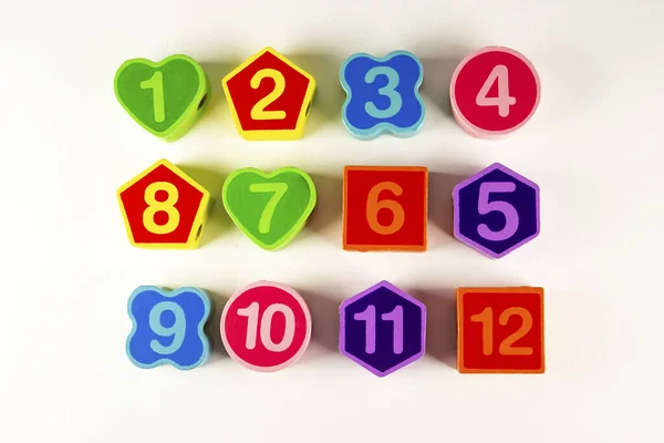 Färgglada ljusa pedagogiska leksaker i form av snörning för barn.Pedagogiska leksaker. Färgglada trä geometriska former mönster med siffror på vit bakgrund minimal kreativ koncept. Kopiera utrymme. — Stockfoto