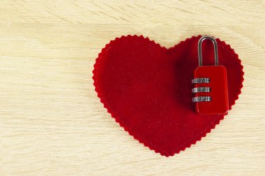 Sevgililer Günü arkaplanı kırmızı kalpli ve kırsal kesimde küçük bir şato. Sevgililer günün kutlu olsun. Kart maketi, fotokopi odası. Sevgililer Günü için tebrik kartı. Ahşap zemin üzerinde kırmızı kalp ve metin için boşluk