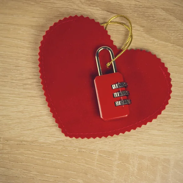 Fundo dos namorados com coração vermelho e pequeno castelo em madeira rústica. Happy lovers day card mockup, espaço de cópia. Cartão de felicitações para o dia dos namorados. Coração vermelho no fundo de madeira com espaço para texto — Fotografia de Stock