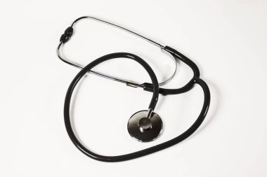 Beyaz arka planda tıbbi steteskop ve metin için fotokopi alanı. Sağlık hizmeti konsepti. Sağlık ve tıbbi malzemeler. Sağlık kontrolü ve teşhisi. Doktorların görevi.