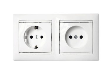 Beyaz bir arka planda beyaz Avrupalı çift elektrik prizi, izole. Elektrik ve minimalizm kavramını