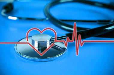 Kalp işareti, kardiyogram, mavi arka planda steteskop ve metin için fotokopi alanı. Sağlık hizmeti konsepti. Sağlık ve tıbbi malzemeler. Sağlık kontrolü ve teşhisi. Doktorların görevi.