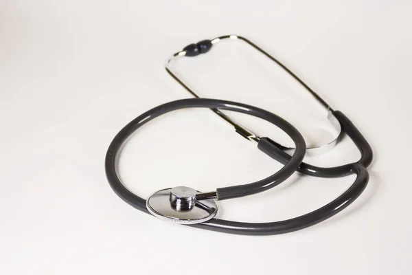 Medizinisches Stethoskop Auf Weißem Hintergrund Mit Kopierraum Für Ihren Text — Stockfoto