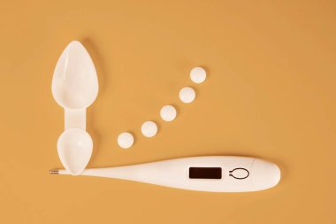 İlaç, termometre ve tabletler için arka plan olarak kaşık ölçüyorum. İlaç takvimi. Hastane modu. Soğuk algınlığı veya alerji tedavisi. Grip, soğuk algınlığı, bahar, sonbahar konsepti.