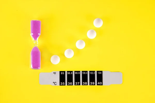 Homokóra Hőmérő Tabletta Háttérként Gyógyszeres Kezelés Kezelése Gondozása Saját Testét — Stock Fotó