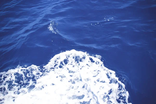 Голубая Морская Вода Морской Пеной Качестве Фона Глубоко Синяя Морская — стоковое фото