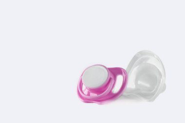 Pembe bebeğin emziği beyaz arka planda izole edilmiş. Boşluğu kopyala.