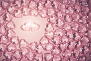 Sevgililer Günü Konsepti. Çevredeki iki kırmızı kalp. Pembe arka planda şeffaf kalpler. Cam kalp parlıyor. Bir sürü kırmızı cam kalp. Sevgililer Günü için aşk. Boşluğu kopyala.