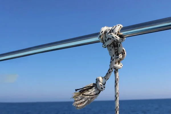 Marine Knot Detail Paslanmaz Çelik Tekne Tırabzanı. Deniz Fender Düğümü Tekne Lee 'nin etrafında. Yelkenli teknede deniz düğümüne yakın çekim