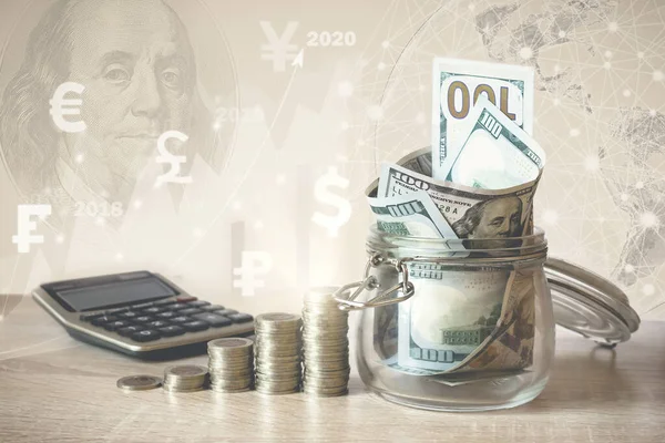 Münzstapel Taschenrechner Dollarscheine Glas Virtuelles Hologramm Erde Stat Grafik Währungssymbole — Stockfoto