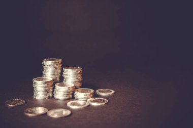 Bozuk para yığını. Tasarruf kavramı, mali. Gelecek için para ve gelir tasarrufu yatırım fikirleri ve mali yönetim. Kapatın. İş büyümesi konsepti. Mali risk