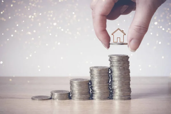 Tahta masaya para istifledim. Tasarruf kavramı, mali. Gelecek için para ve gelir tasarrufu yatırım fikirleri ve mali yönetim. Kapatın. İş büyümesi konsepti. Mali risk