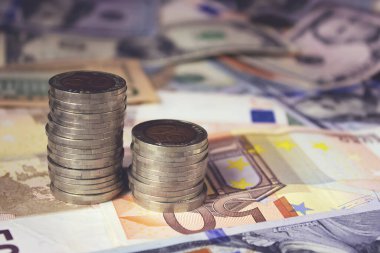Farklı ülkelerden gelen banknotların arka planına karşı yığınla para. Muhasebe için iş tasarruf konsepti. Borsa. İş büyümesi, planlama ve strateji kavramı. Dijital pazarlama