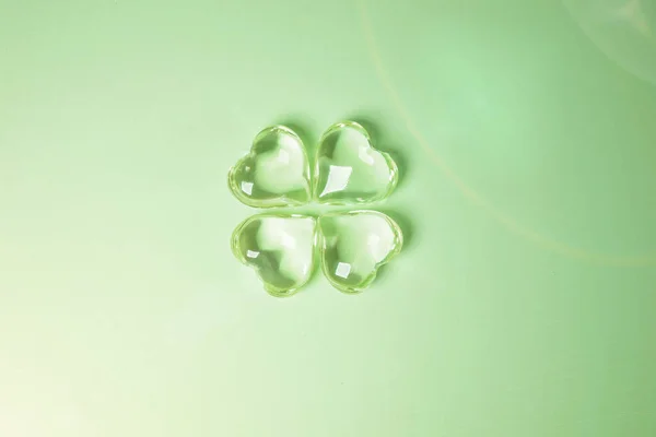 Aziz Patrick Günü Için Yeşil Arka Planda Dört Cam Kalpli — Stok fotoğraf